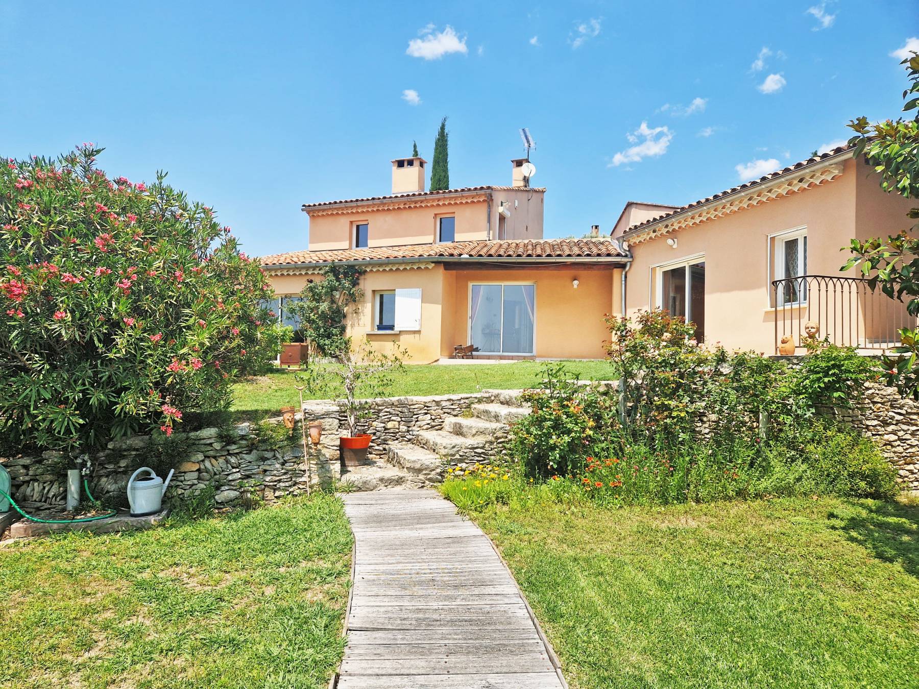 MAISON AVEC PISCINE ET VUE A DEUX PAS DU VILLAGE   
