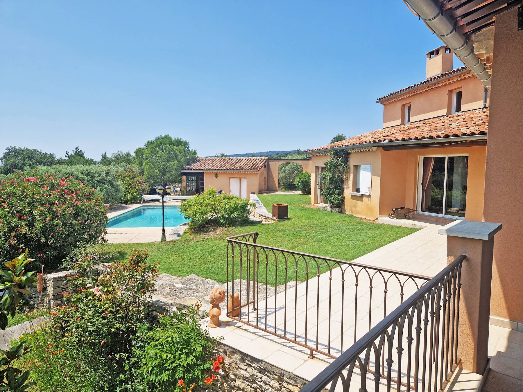 MAISON AVEC PISCINE ET VUE A DEUX PAS DU VILLAGE   