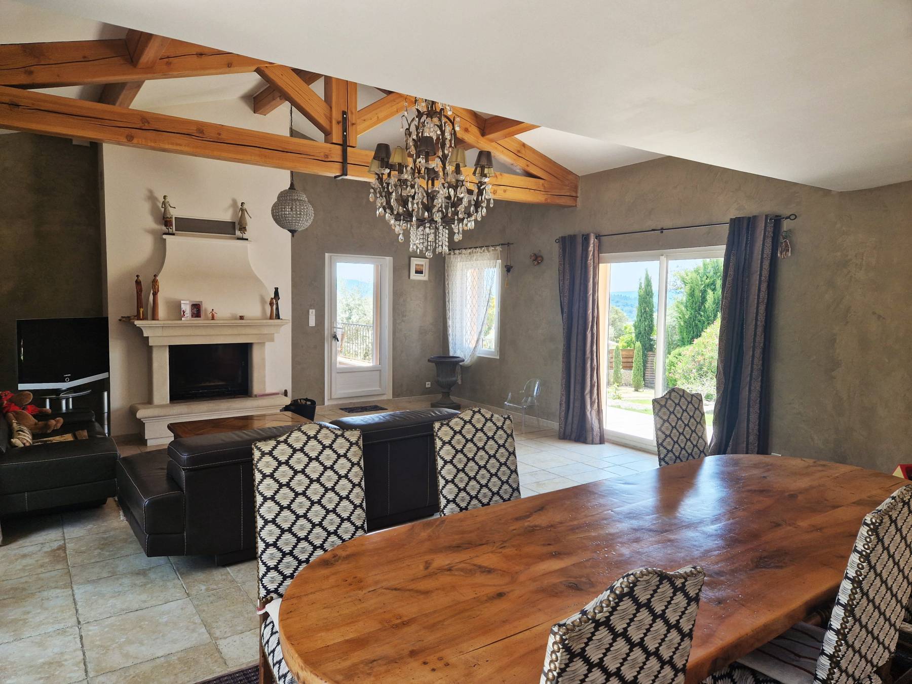 MAISON AVEC PISCINE ET VUE A DEUX PAS DU VILLAGE   