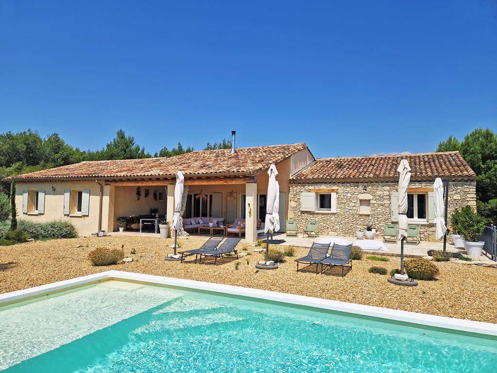 EXCLUSIVITE : Maison récente aux volumes généreux, piscine et vue sur le Luberon   