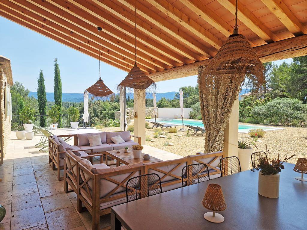 EXCLUSIVITE : Maison récente aux volumes généreux, piscine et vue sur le Luberon   