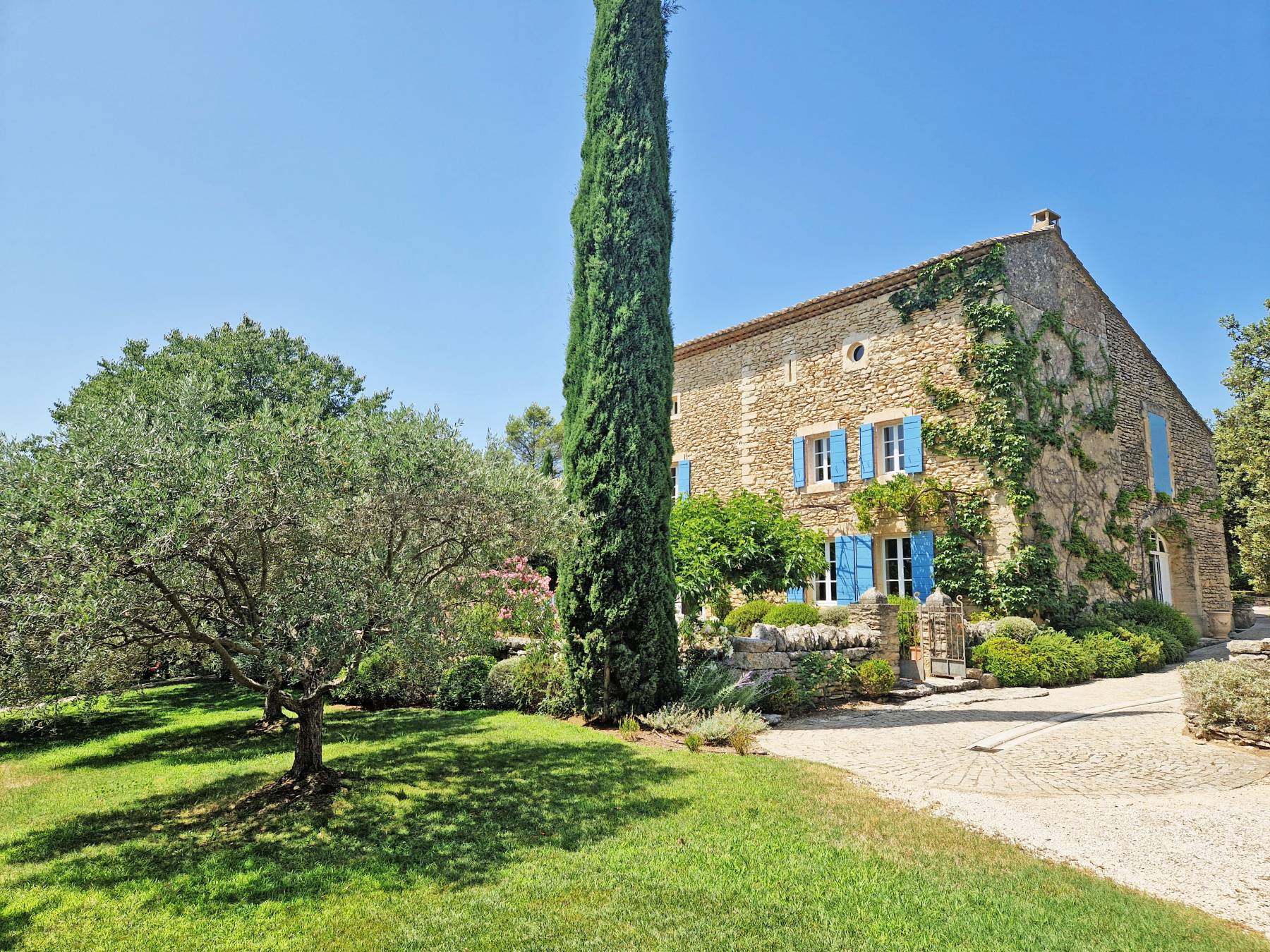 MAS REMARQUABLE AVEC ANNEXE, GARAGES ET PISCINE SUR 1.5 HECTARE   