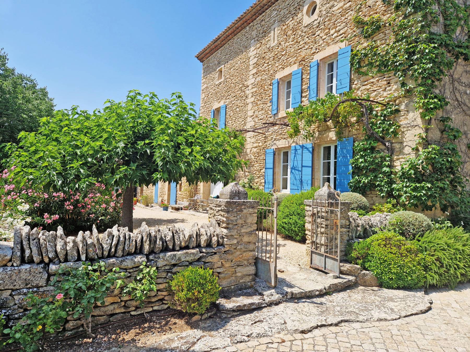 MAS REMARQUABLE AVEC ANNEXE, GARAGES ET PISCINE SUR 1.5 HECTARE   