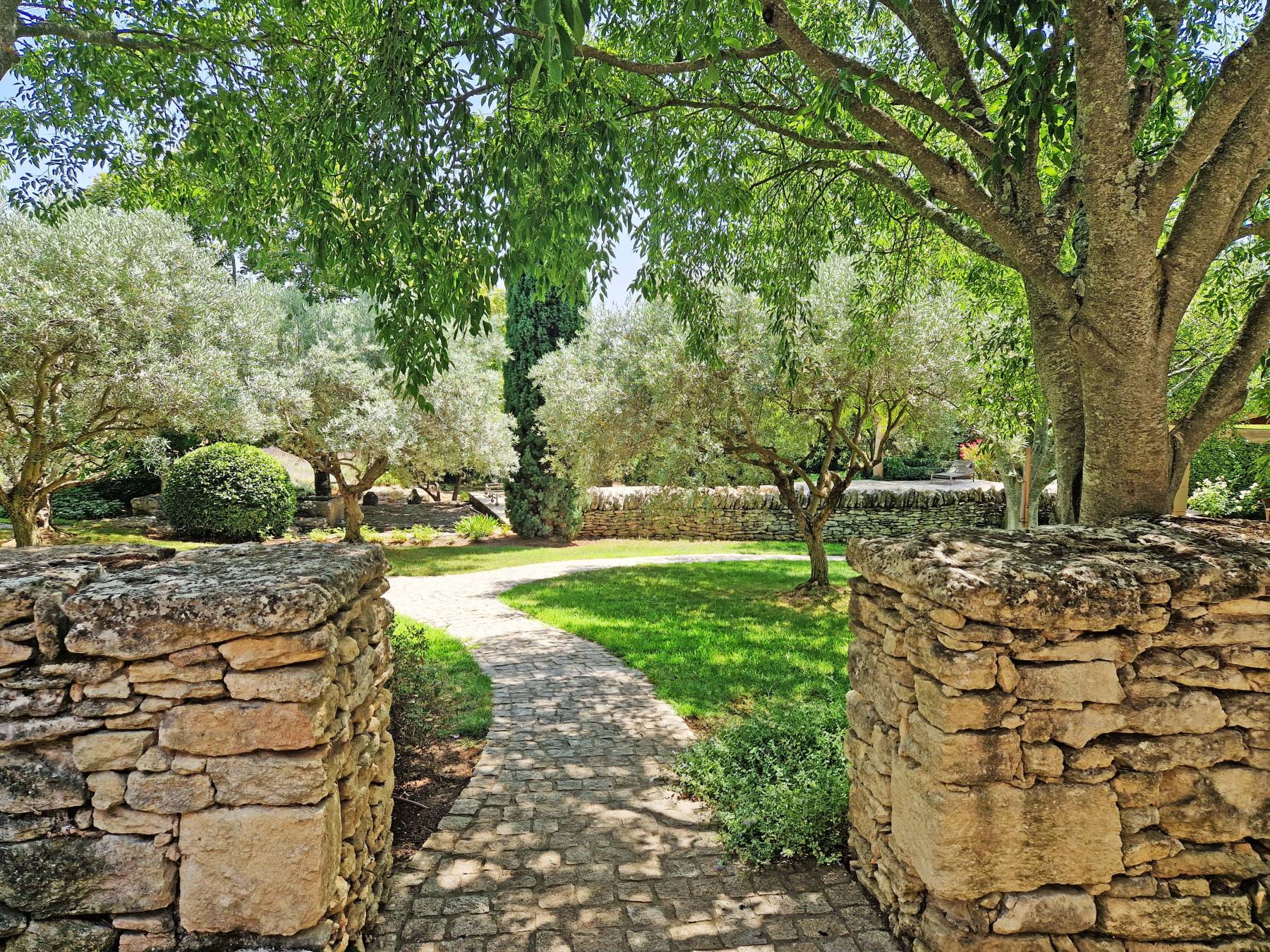 MAS REMARQUABLE AVEC ANNEXE, GARAGES ET PISCINE SUR 1.5 HECTARE   