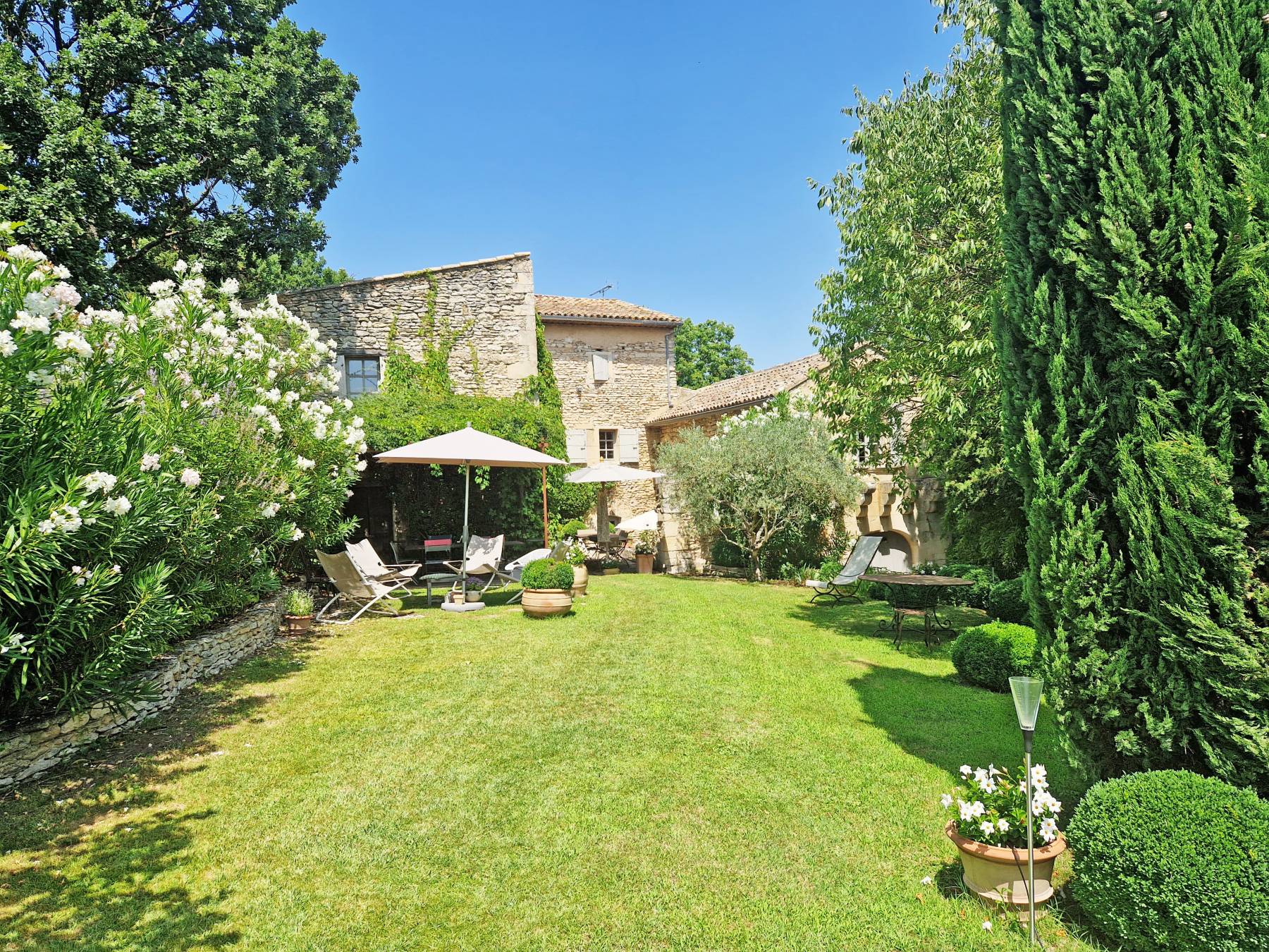 Au cœur du triangle d'or, magnifique mas aux volumes généreux face au Luberon avec piscine et jardin.