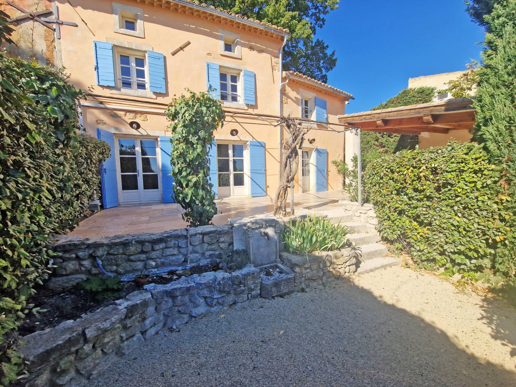A GOULT, MAISON DE HAMEAU MITOYENNE AVEC PISCINE ET BELLE VUE   