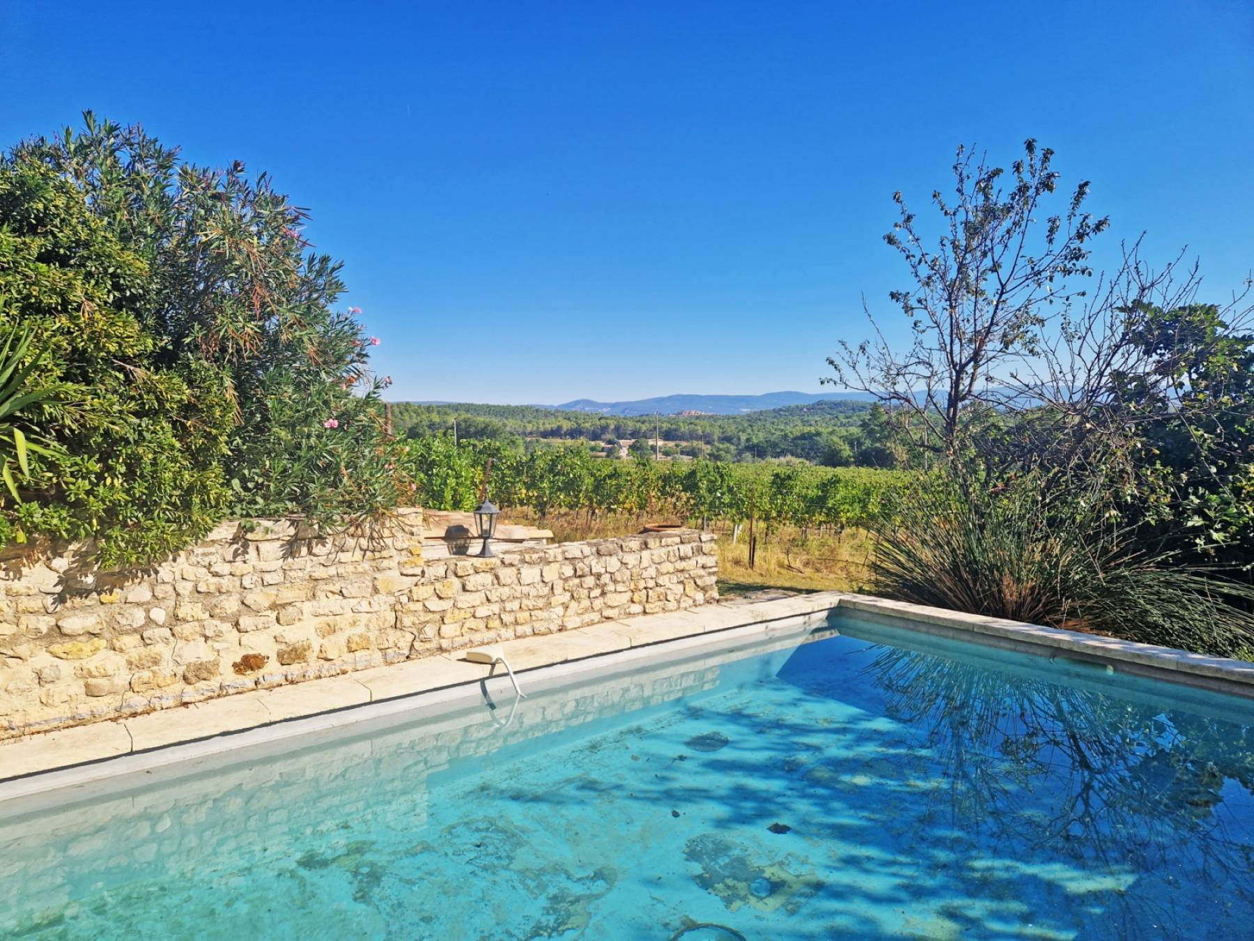 A GOULT, MAISON DE HAMEAU MITOYENNE AVEC PISCINE ET BELLE VUE   