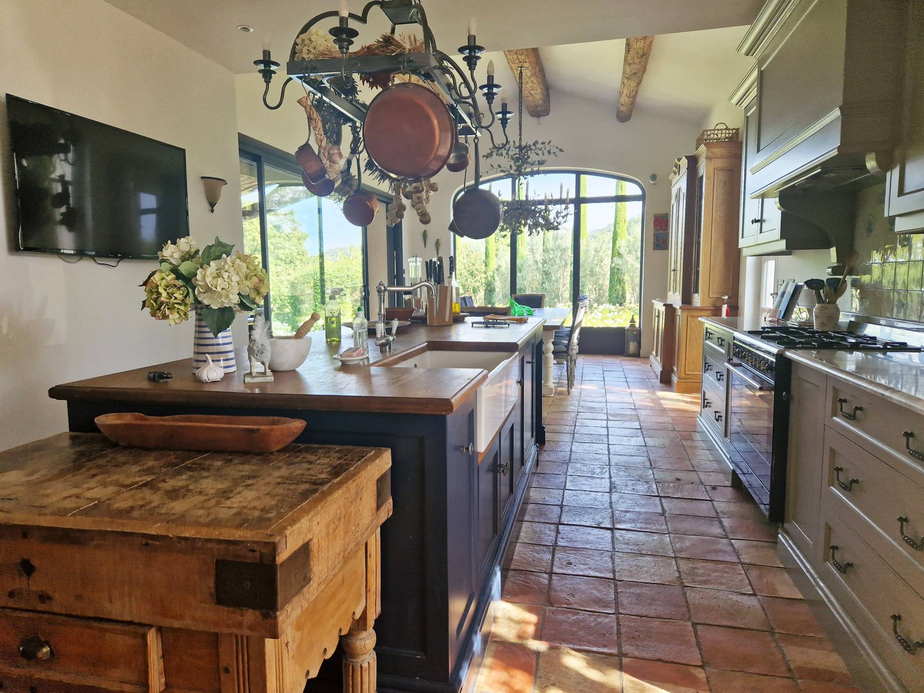 A BONNIEUX, BASTIDE AVEC PISCINE ET TRES BELLES VUES   