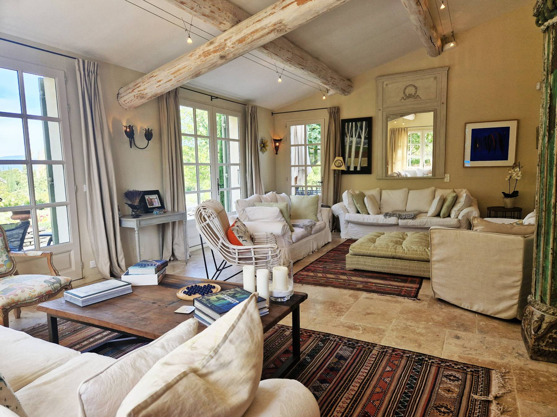A BONNIEUX, BASTIDE AVEC PISCINE ET TRES BELLES VUES   