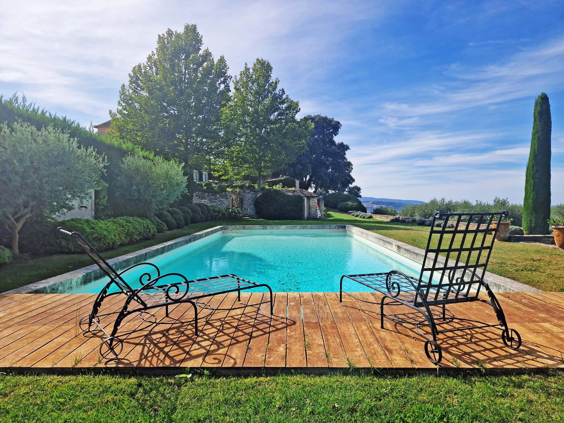 A BONNIEUX, BASTIDE AVEC PISCINE ET TRES BELLES VUES   