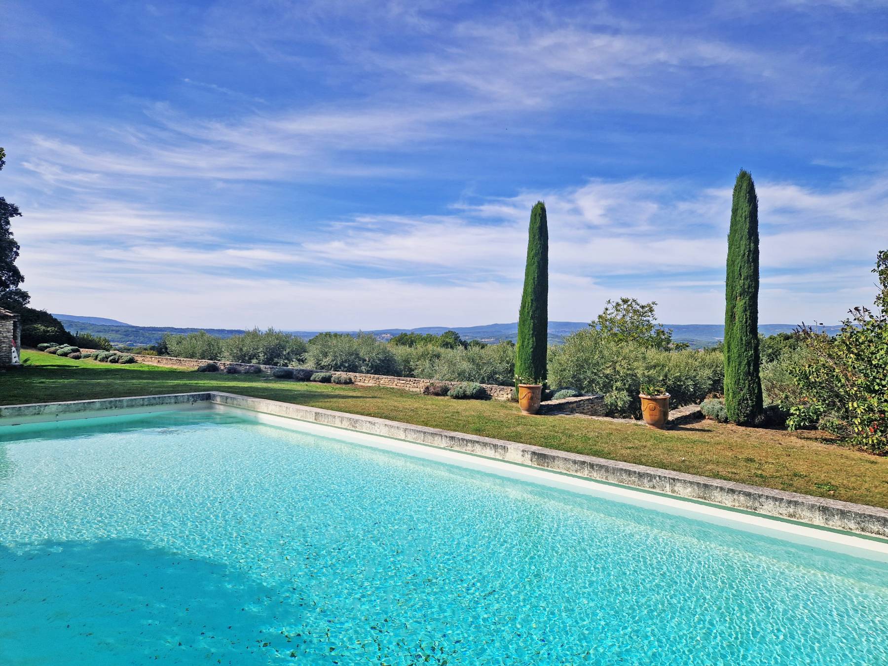 A BONNIEUX, BASTIDE AVEC PISCINE ET TRES BELLES VUES   