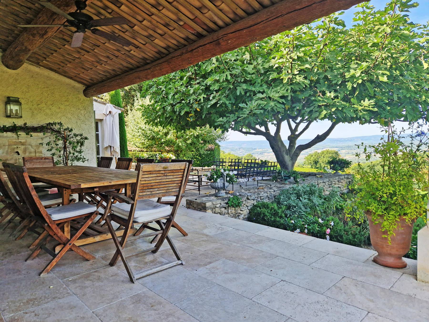 A BONNIEUX, BASTIDE AVEC PISCINE ET TRES BELLES VUES   