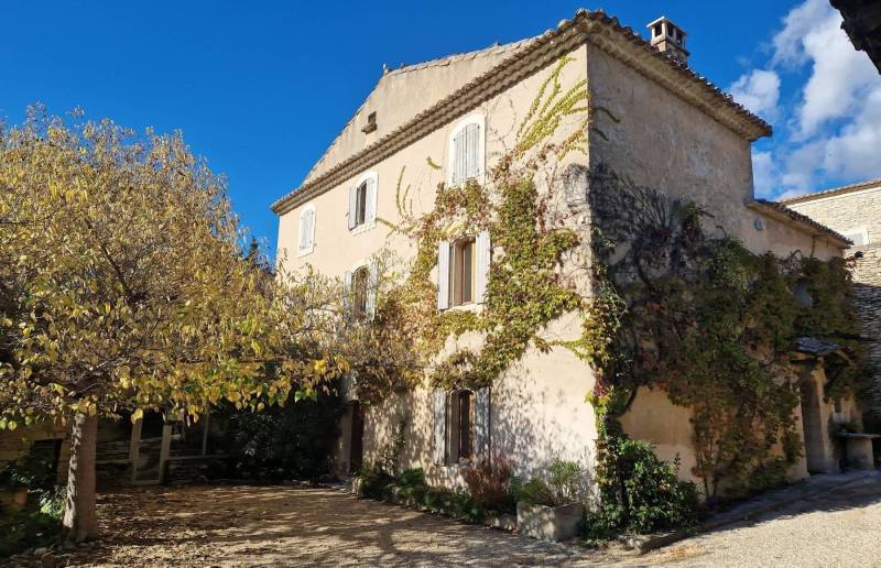 A vendre à Gordes, belle maison de hameau avec piscine sur plus de 5000 m² de terrain