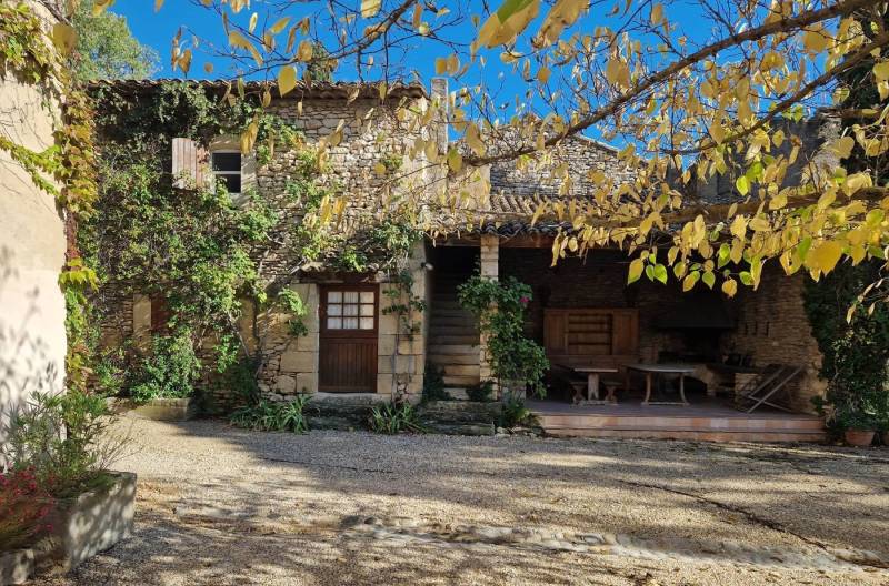 A vendre à Gordes, belle maison de hameau avec piscine sur plus de 5000 m² de terrain