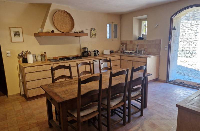 A vendre à Gordes, belle maison de hameau avec piscine sur plus de 5000 m² de terrain