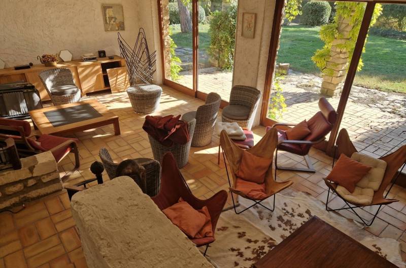A vendre à Gordes, belle maison de hameau avec piscine sur plus de 5000 m² de terrain