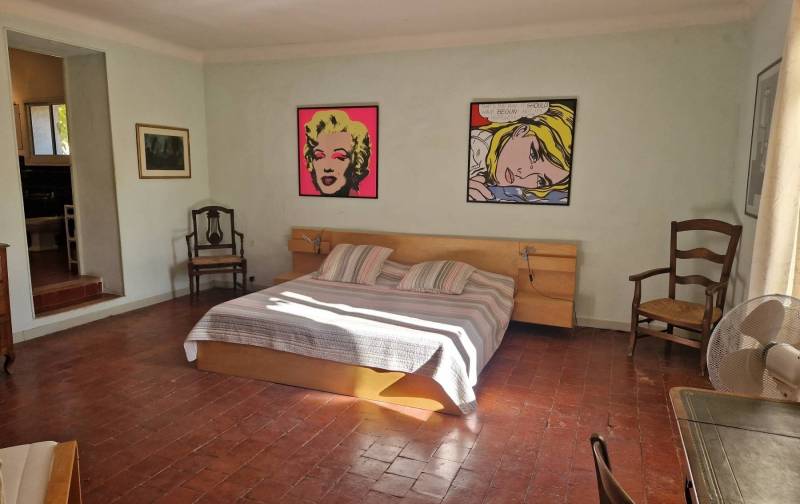 A vendre à Gordes, belle maison de hameau avec piscine sur plus de 5000 m² de terrain