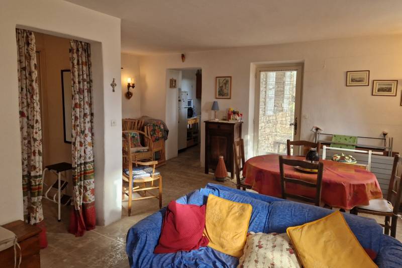 A vendre au pied du village de Gordes, charmante maison en pierres avec piscine dans un environnement agricole et bordée de bois.