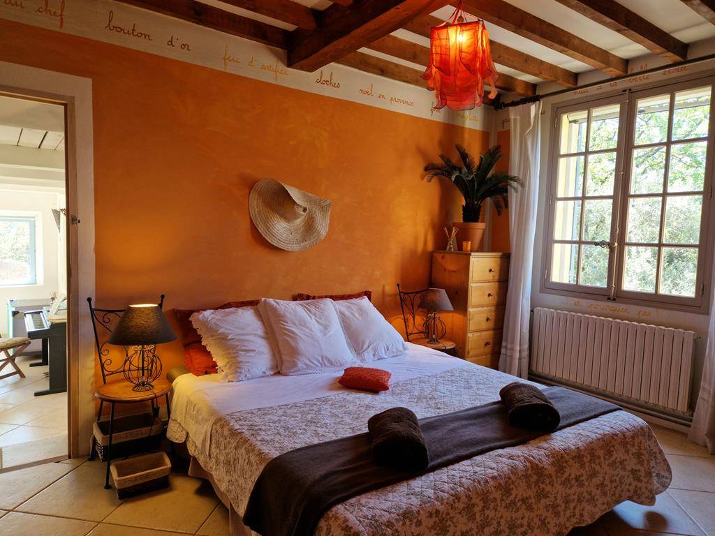 Maison en pierres dans un quartier calme de Gordes et à proximité de tous les beaux villages du Luberon.