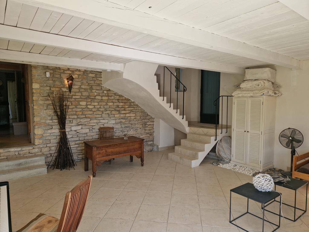 Maison en pierres dans un quartier calme de Gordes et à proximité de tous les beaux villages du Luberon.