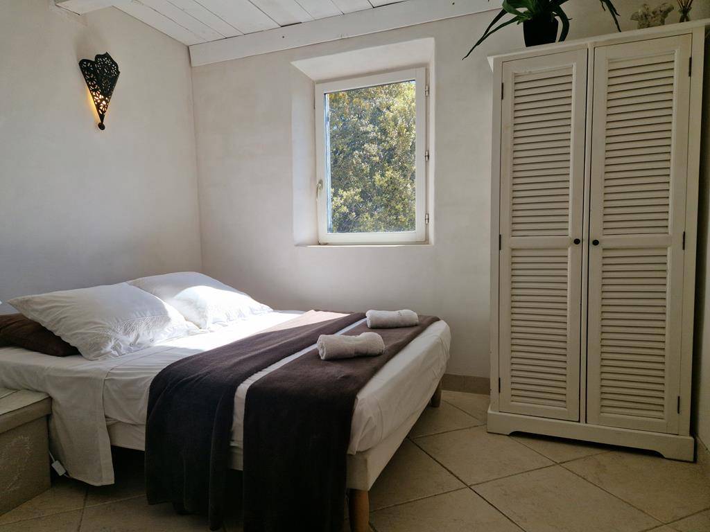Maison en pierres dans un quartier calme de Gordes et à proximité de tous les beaux villages du Luberon.