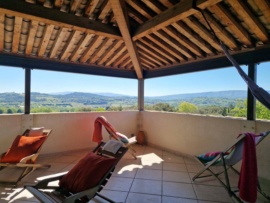 Maison en pierres dans un quartier calme de Gordes et à proximité de tous les beaux villages du Luberon.