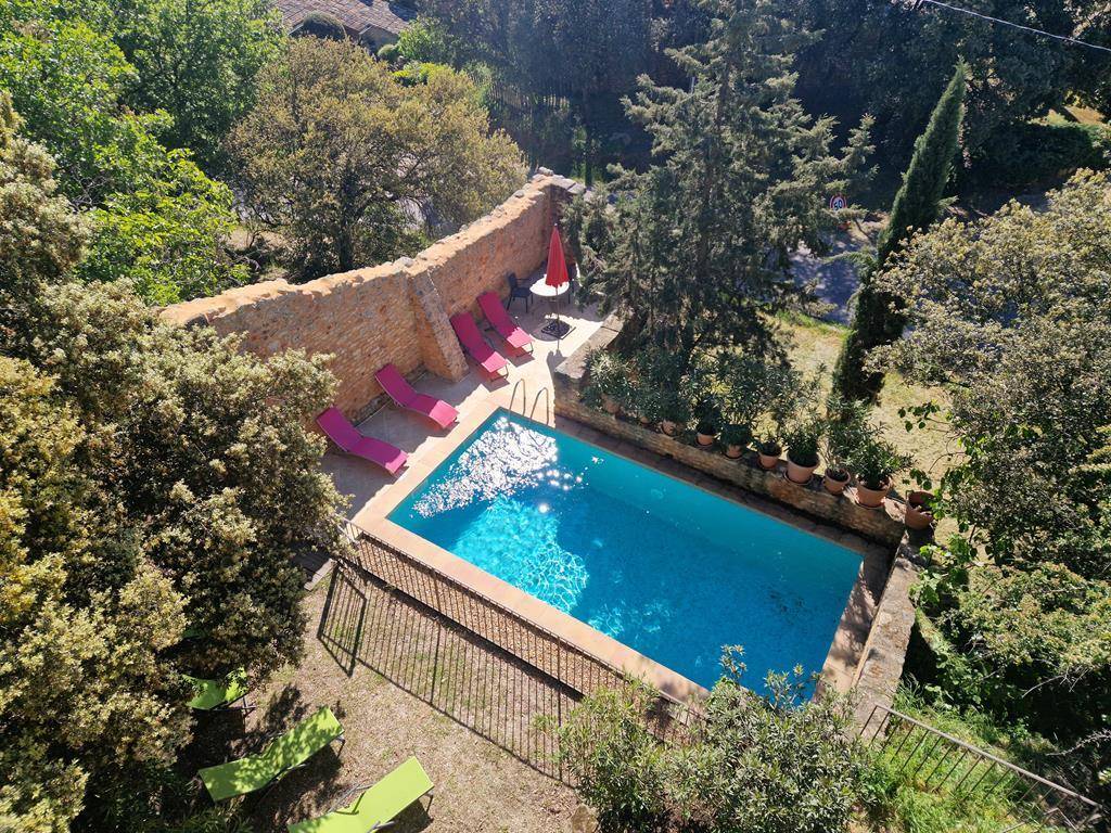 Maison en pierres dans un quartier calme de Gordes et à proximité de tous les beaux villages du Luberon.