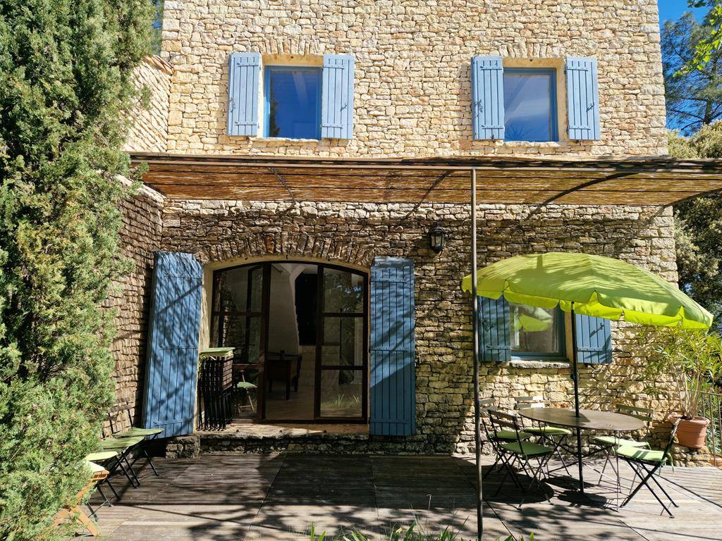Maison en pierres dans un quartier calme de Gordes et à proximité de tous les beaux villages du Luberon.