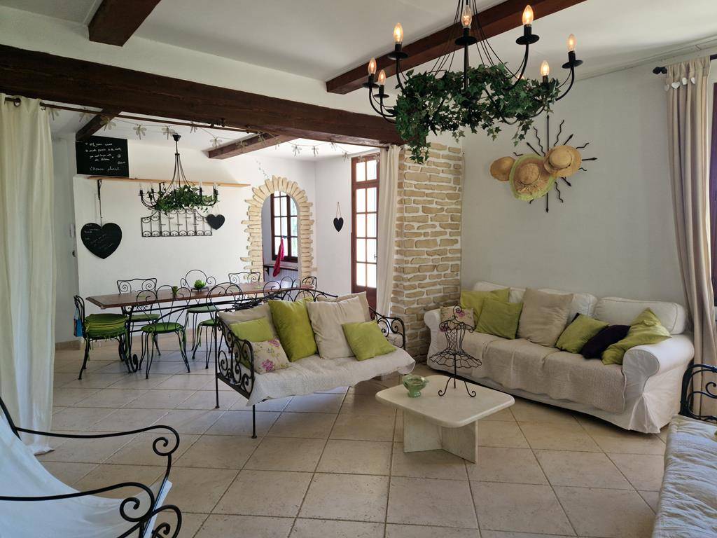Maison en pierres dans un quartier calme de Gordes et à proximité de tous les beaux villages du Luberon.