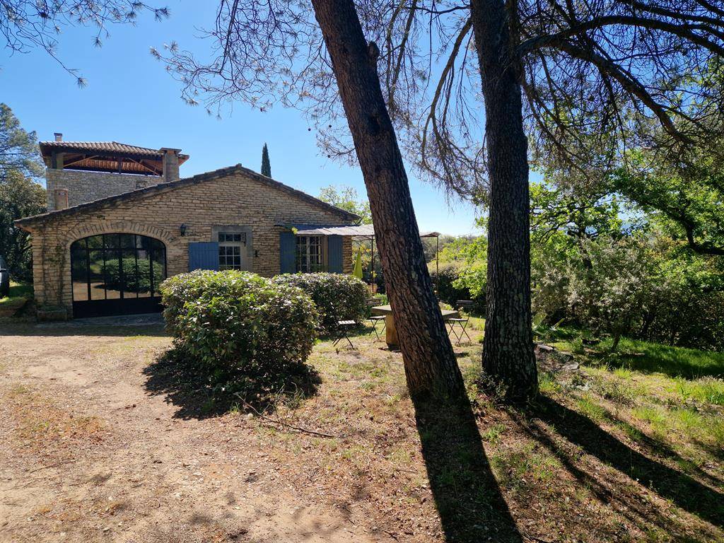 Maison en pierres dans un quartier calme de Gordes et à proximité de tous les beaux villages du Luberon.