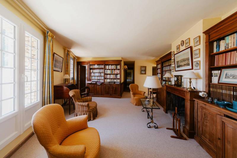 BIEN VENDU Gordes : villa en pierres à rénover avec emplacement exceptionnel et vues panoramiques sur le Luberon sur un terrain de plus d' 1.8 hectare.