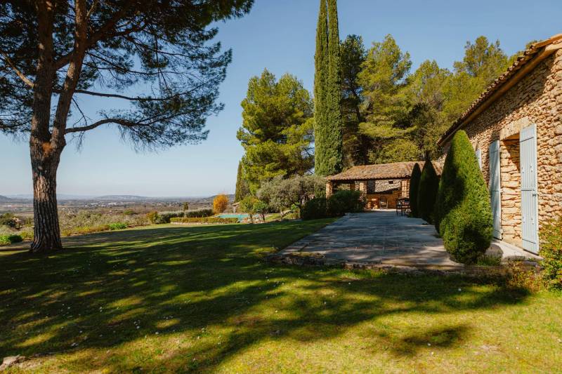 BIEN VENDU Gordes : villa en pierres à rénover avec emplacement exceptionnel et vues panoramiques sur le Luberon sur un terrain de plus d' 1.8 hectare.