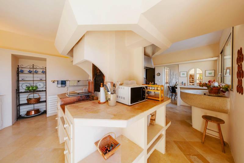 BIEN VENDU Gordes : villa en pierres à rénover avec emplacement exceptionnel et vues panoramiques sur le Luberon sur un terrain de plus d' 1.8 hectare.