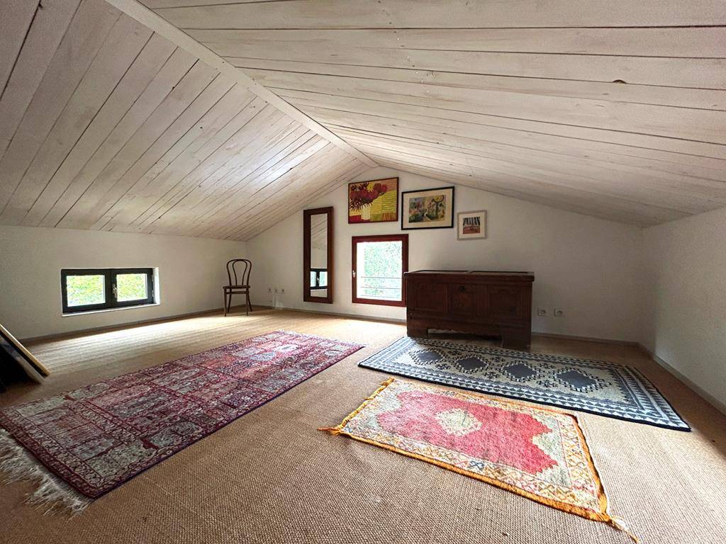 Maison de charme aux lignes contemporaines avec jardin luxuriant et bassin   