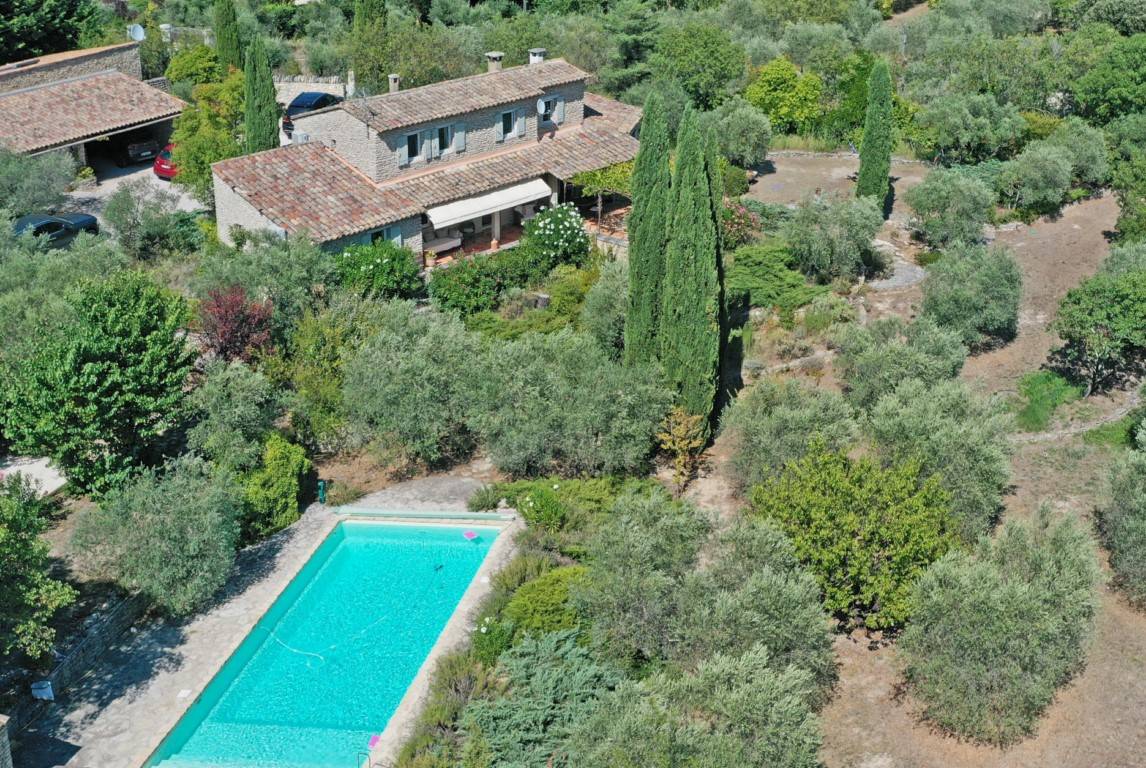 Gordes, maison en pierres avec vue superbe   