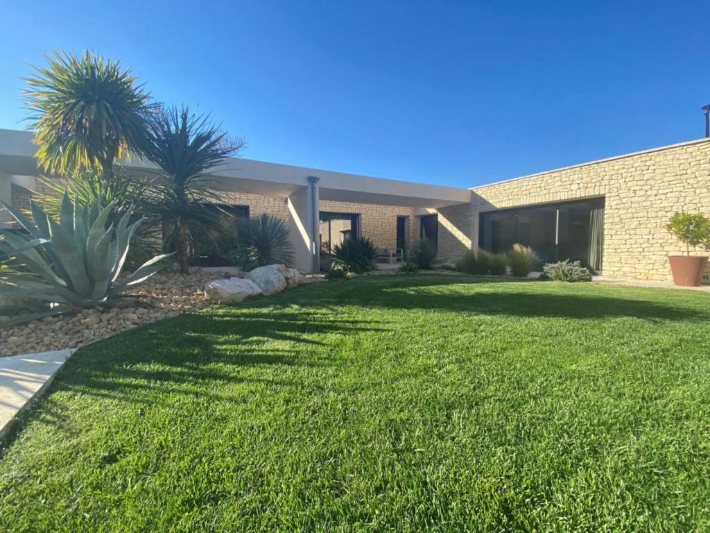 Maison moderne de luxe sur terrain avec vue panoramique sur le Luberon en Provence