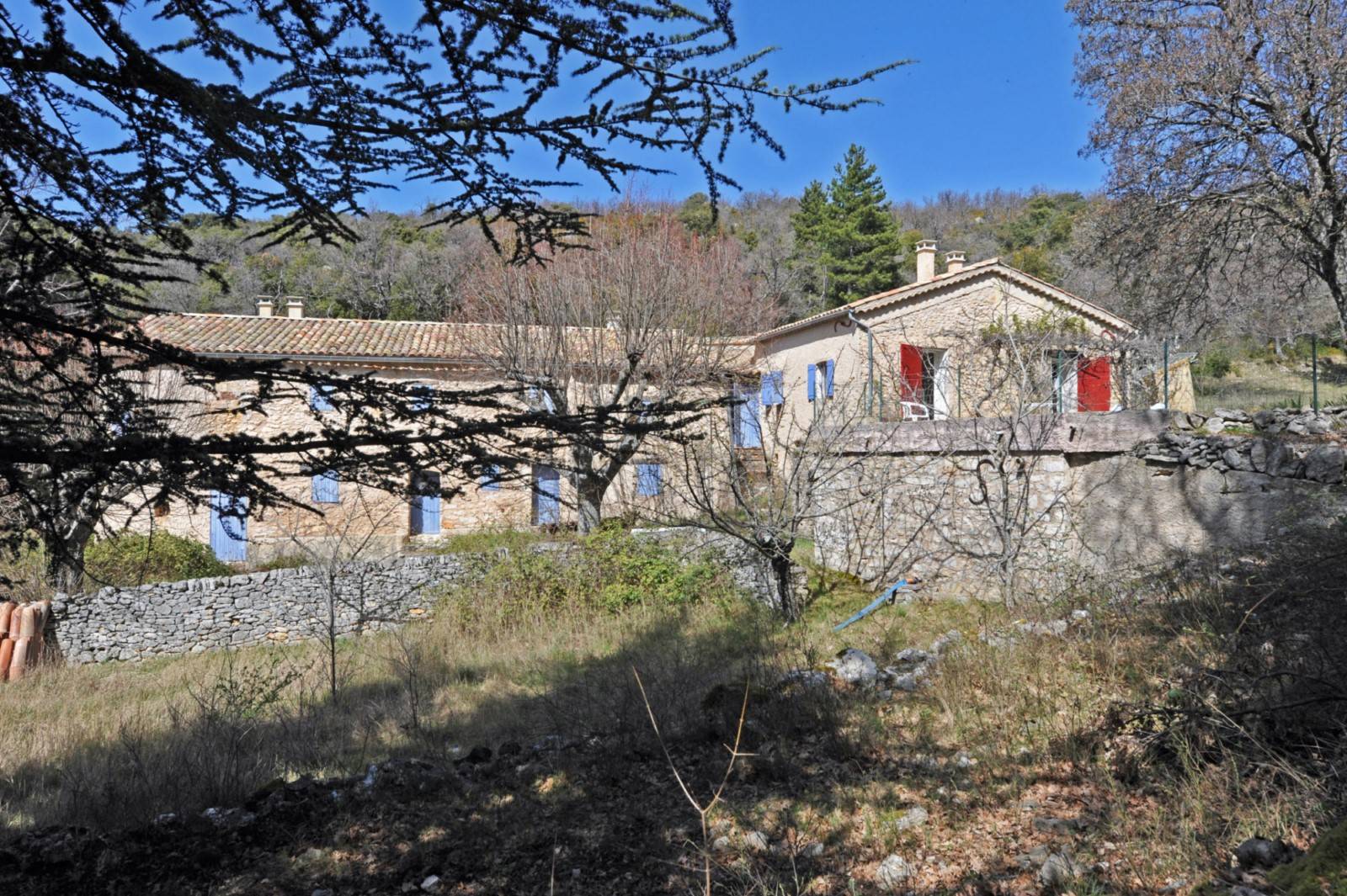 bergerie avec piscine et tennis sur 70 hectares   