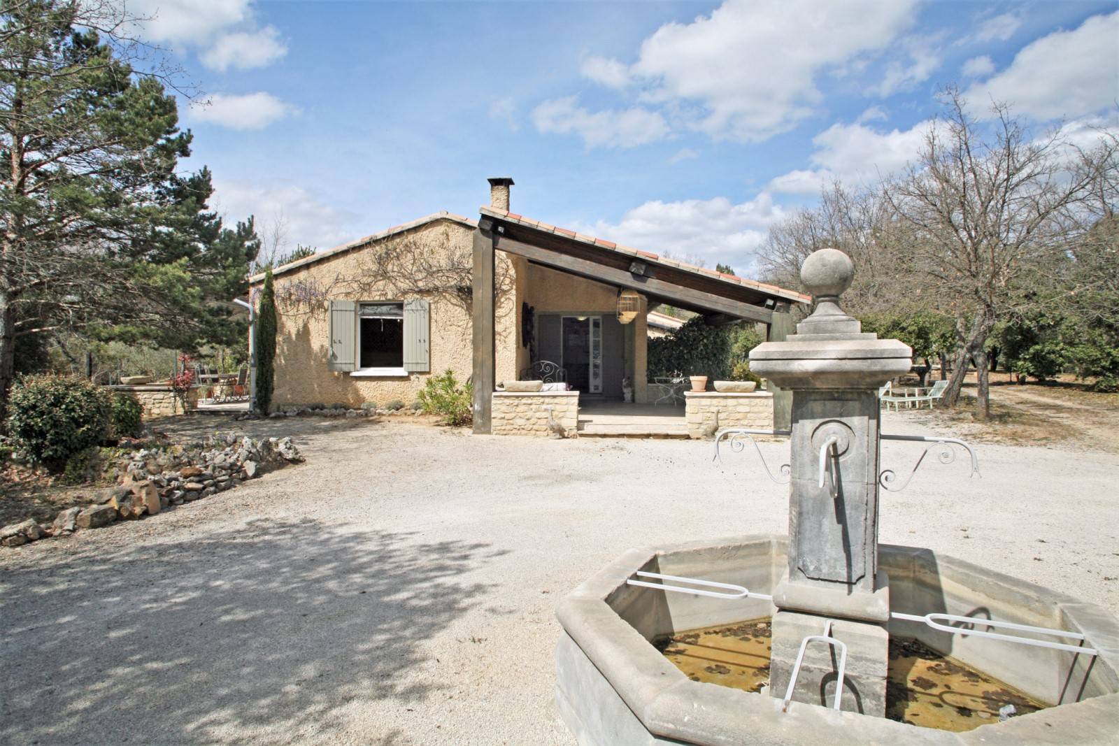 Roussillon, maison traditionnelle avec piscine et gîte   