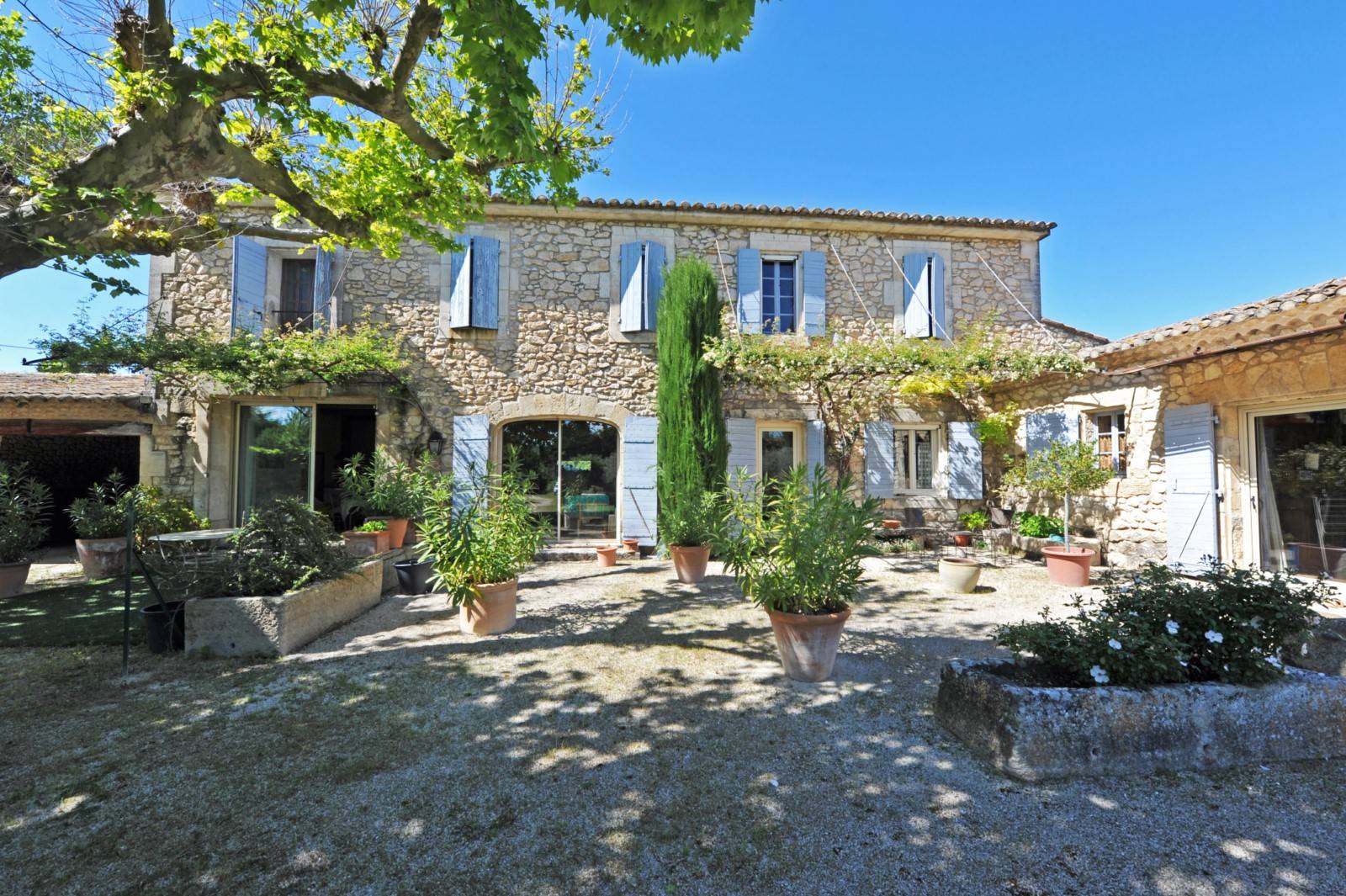 mas provençal XVIIIème entièrement rénové dans environnement calme aux portes du Luberon   