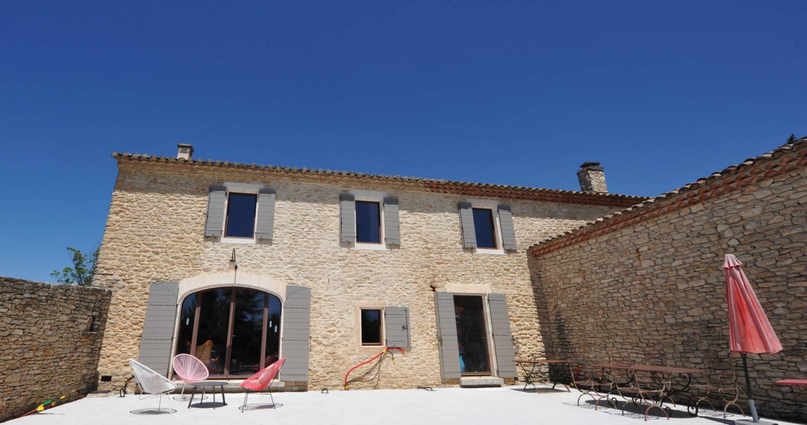 proche Gordes, mas de village en pierres avec cour   