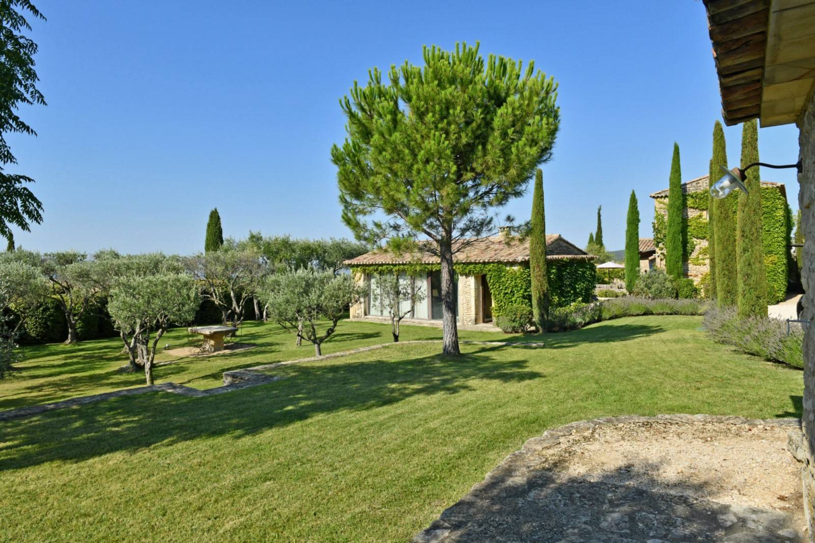 Gordes : Maison en pierres avec piscine en bordure de village   