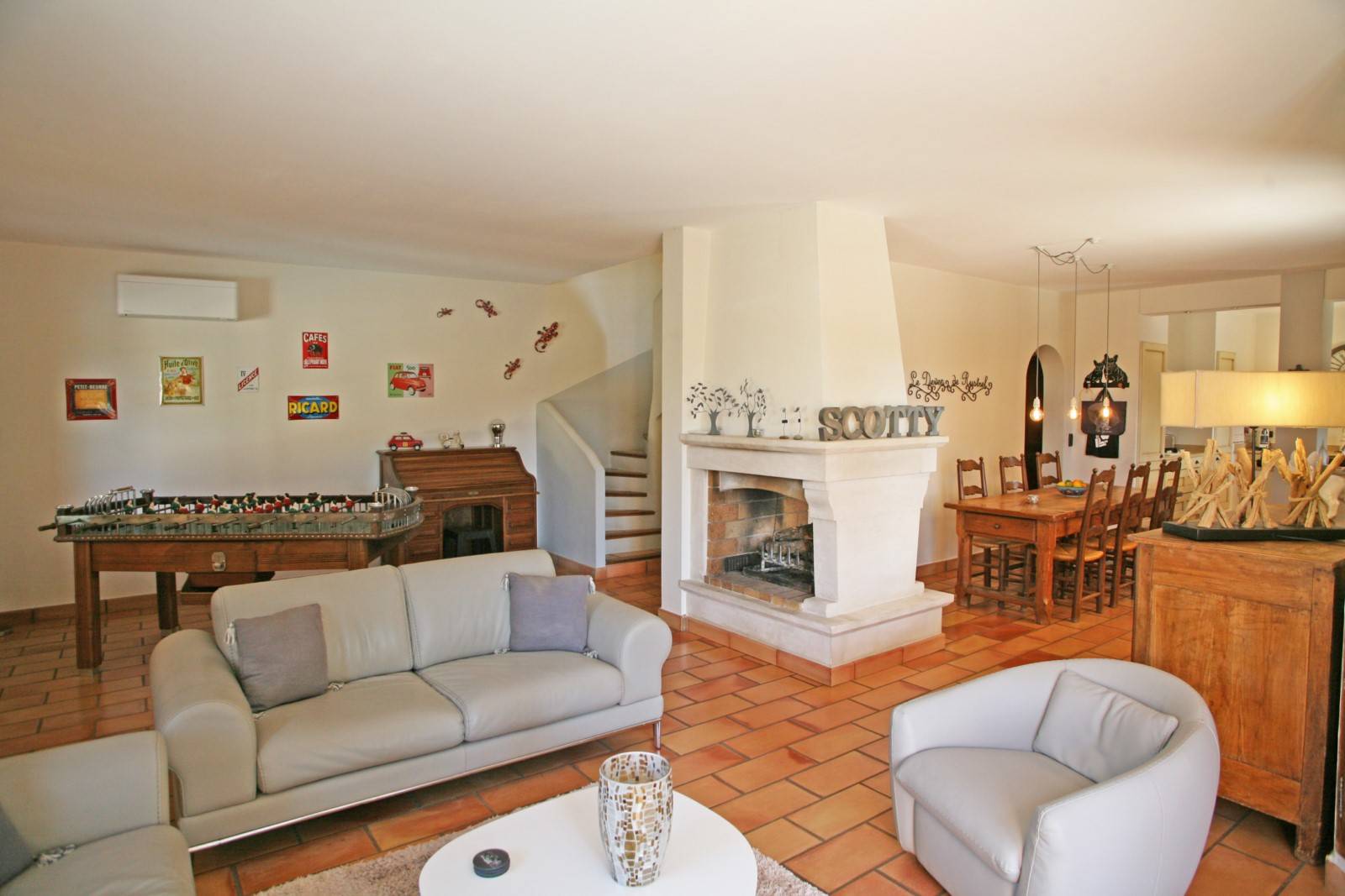 Exclusivité à Rustrel : maison à deux pas du village avec vue dominante et piscine   