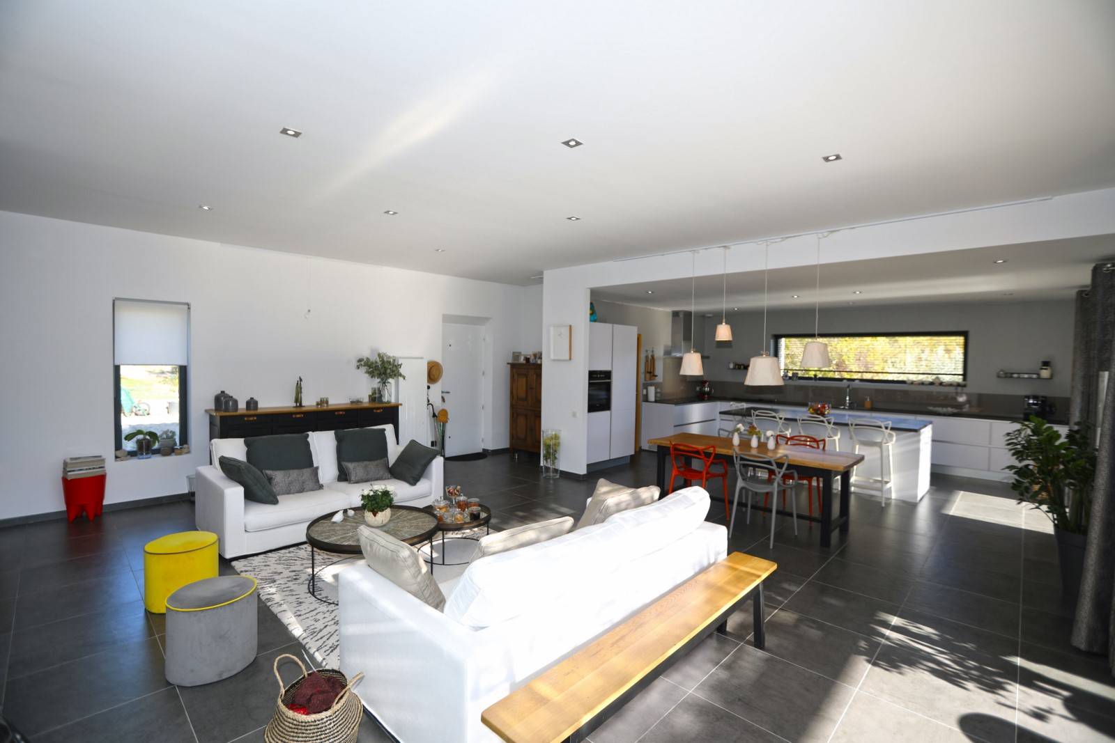 à Gordes, maison contemporaine en pierres face au Luberon    