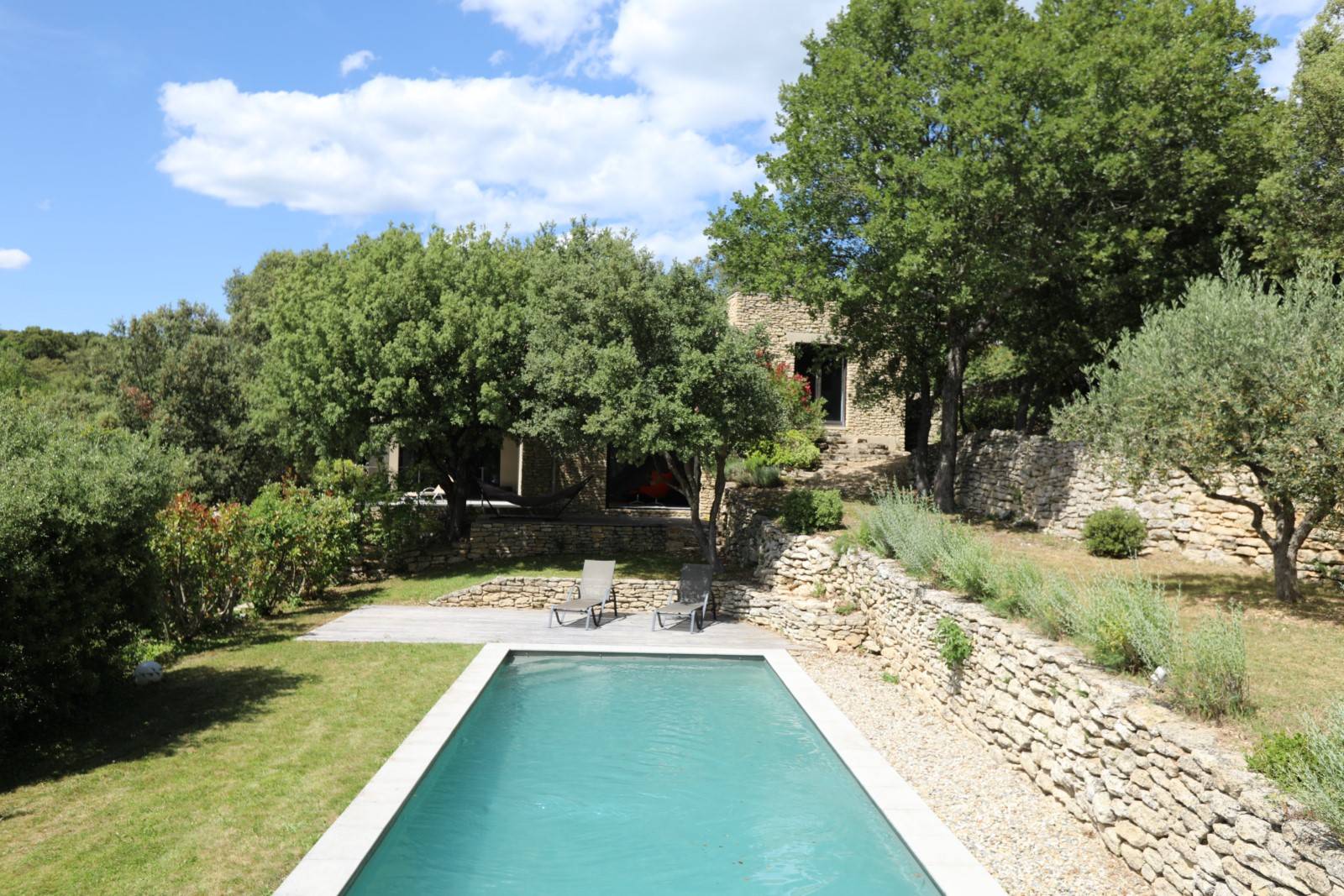 Gordes, maison contemporaine en pierres   