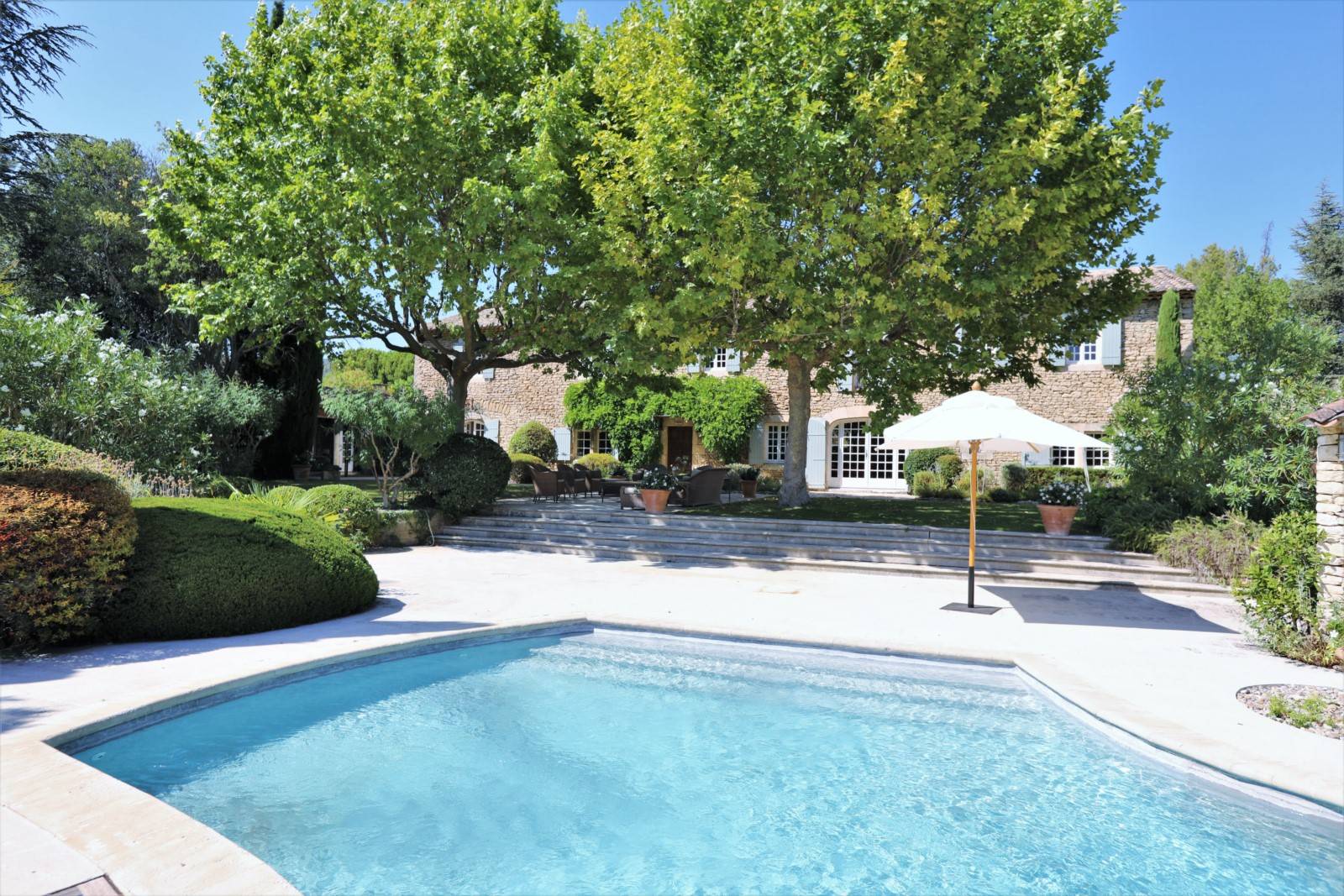 à Cabrières-d'Avignon, propriété comprenant 2 mas en pierres proche centre village    