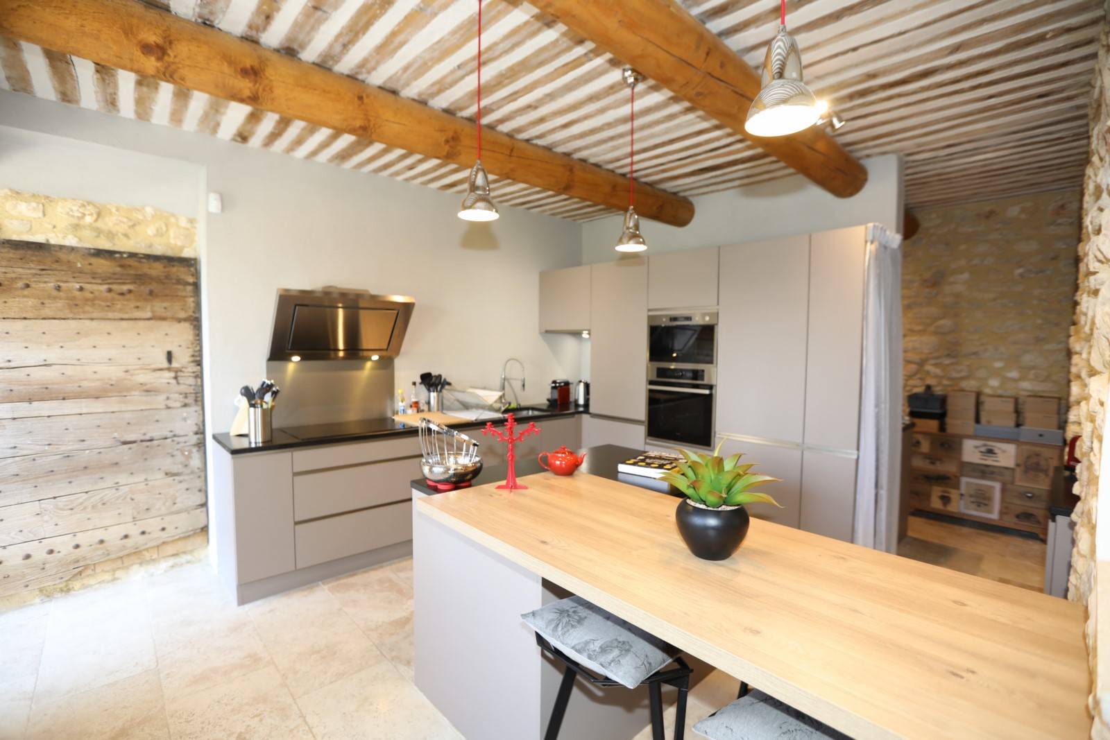 Maison de charme dans un Hameau de Gordes, rénovée avec piscine et vue   