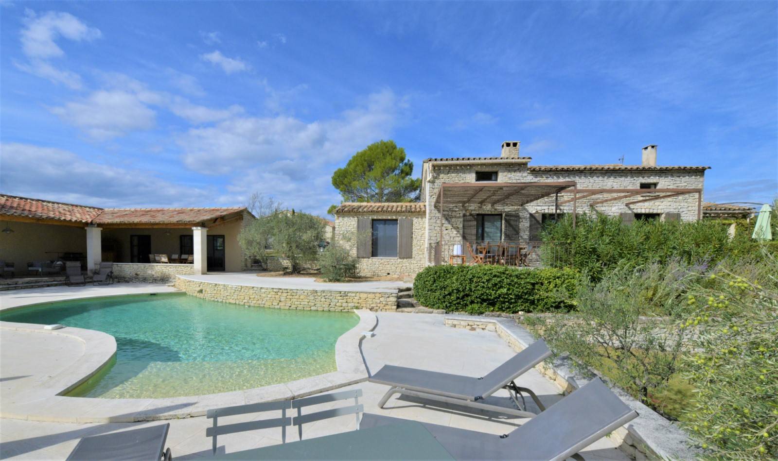 à Gordes, belle villa en pierres avec vues   
