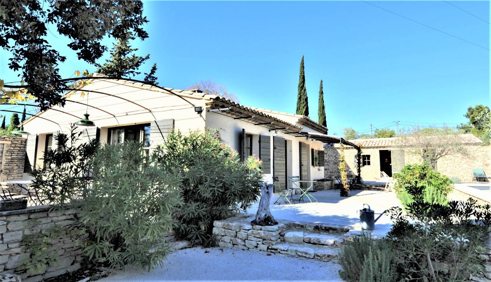 Gordes : villa contemporaine avec vues sur le Luberon   