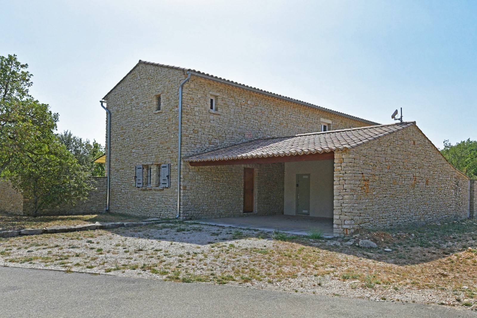 Proche de Gordes, maison d'architecte dans un quartier résidentiel et sécurisé.   