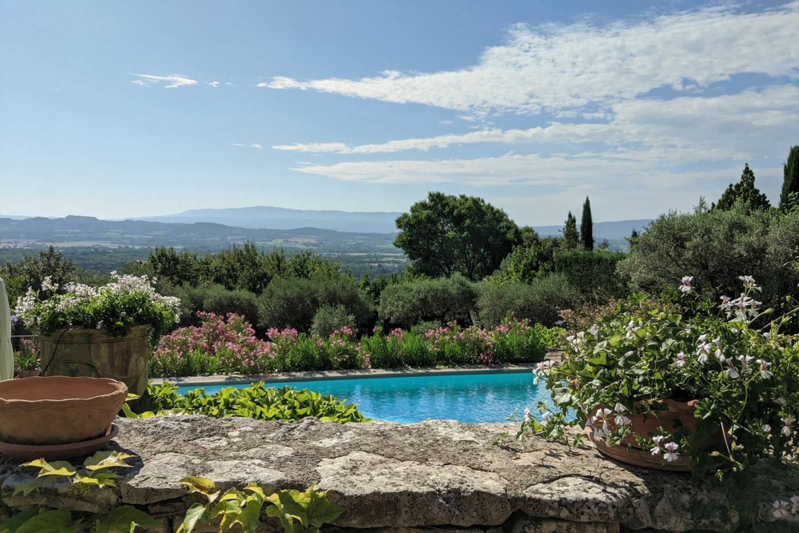 Gordes, maison avec vue imprenable sur toute la vallée du Luberon.   